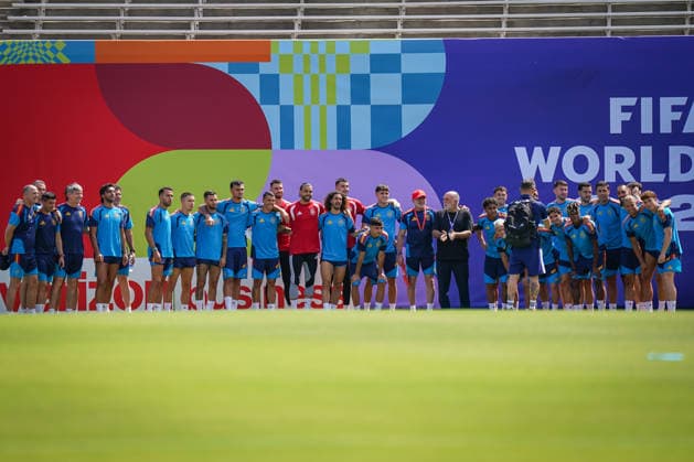 USA: Fußball FIFA World Cup, WM, Weltmeisterschaft, Fussball WM, Weltmeisterschaft, Fussball 2026, Achtelfinale, Matchday -1, Spanien vor dem Achtelfinale gegen Portugal im Cotton Bowl Stadium in Dallas, Texas: Spieler der spanischen Nationalmannschaft beim Abschlusstraining - Mannschaftsfoto *** USA Soccer FIFA World Cup, World Cup, 2026 World Cup, Round of 16, Matchday 1, Spain ahead of its Round of 16 match against Portugal at Cotton Bowl Stadium in Dallas, Texas; Spanish national team players during their final practice; team photo Copyright: xJOERANxSTEINSIEKx
