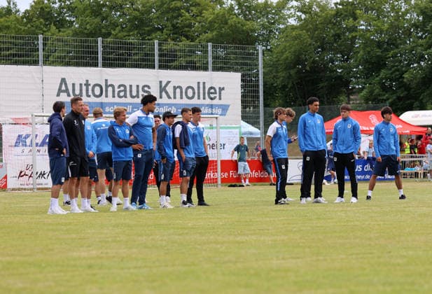 Fussball, Herren, Saison 2026 2027, TSV Moorenweis - TSV 1860 München, Testspiel, Vorbereitung Die Mannschaft des TSV 1860 München bei der Platzbegehung zusammen stehend *** Soccer, Men s, 2026–2027 Season, TSV Moorenweis vs. TSV 1860 Munich, Friendly Match, Preseason The TSV 1860 Munich team standing together during the field inspection
