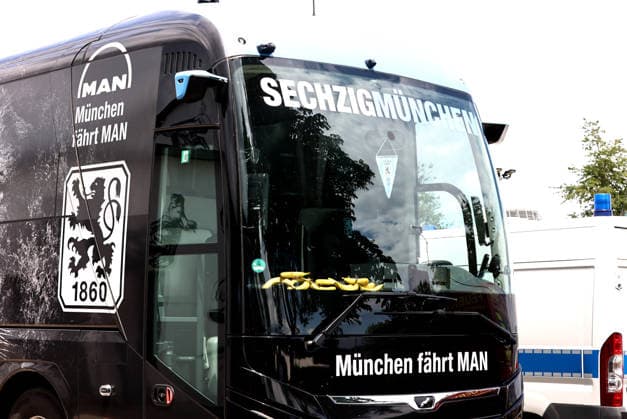 Fussball, Herren, Saison 2026 2027, TSV Moorenweis - TSV 1860 München, Testspiel, Vorbereitung Hier der Mannschaftsbus des TSV 1860 München, vorder Teil *** Soccer, Men s, 2026–2027 Season, TSV Moorenweis vs. TSV 1860 Munich, Friendly Match, Preseason Here is the TSV 1860 Munich team bus, front section