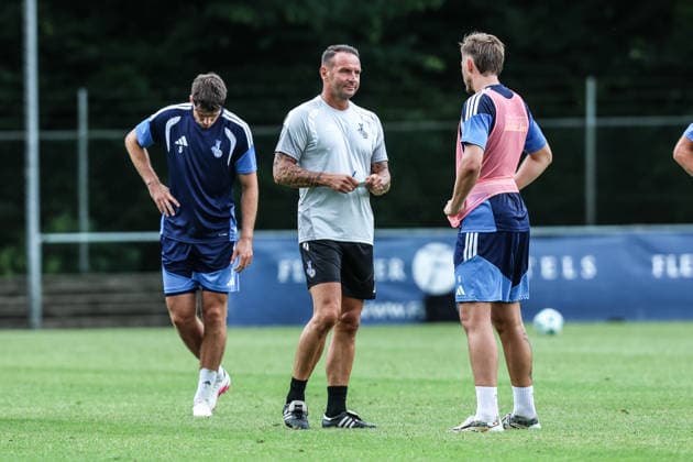 Fussball, 3.Liga Saison 2026 2027 Trainingslager MSV Duisburg Training 05.07.2026, Stadion de Wageningse Berg Tobias Fleckstein (MSV Duisburg, 5) Dietmar Hirsch (Cheftrainer, MSV Duisburg) Aljaz Casar (MSV Duisburg, 8) Wageningen Stadion de Wageningse Berg Niederlande *** Sports, Soccer, 3rd Division, 2026–2027 Season, MSV Duisburg Training Camp, July 5, 2026, Stadion de Wageningse Berg, Tobias Fleckstein, MSV Duisburg; 5 Dietmar Hirsch, Head Coach, MSV Duisburg; Aljaz Casar, MSV Duisburg; 8 Wageningen, Stadion de Wageningse Berg, Netherlands