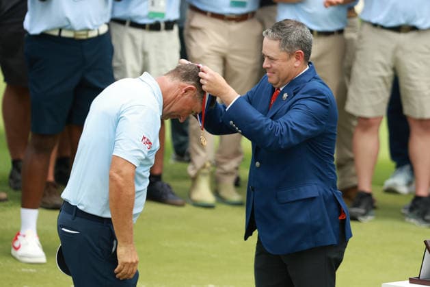 U.S. Senior Open Championship 2026 COLUMBUS, OHIO - JULY 5: Padraig Harrington of Ireland is presented with a medal after winning the U.S. Senior Open Championship 2026 at Scioto Country Club in Columbus, Ohio, USA Sunday, July 5, 2026. Columbus Ohio United States  Copyright: xJorgexLemusx originalFilename:lemus-ussenior260705_npI0c.jpg