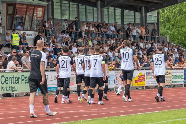 Die Mannschaft des TSV Berg laeuft an den Zuschauern vorbei zum Platz TSV Berg vs SSV Ulm, Fussball, Freundschaftsspiel, 05.07.2026 TSV Berg vs SSV Ulm, Fussball, Freundschaftsspiel, 05.07.2026 Leutkirch *** The TSV Berg team runs past the spectators onto the field TSV Berg vs. SSV Ulm, soccer, friendly match, July 5, 2026 TSV Berg vs. SSV Ulm, soccer, friendly match, July 5, 2026, Leutkirch Copyright: xEibner-Pressefotox EP_EER