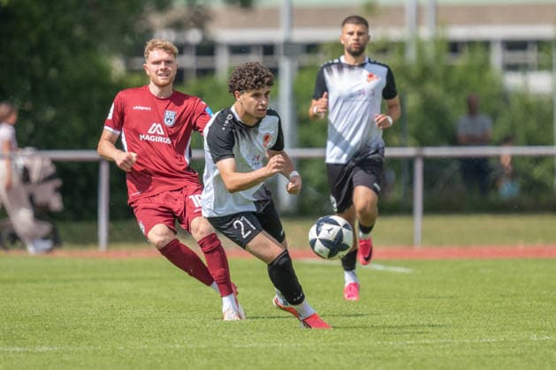 Ensar Ajdarpasic (TSV Berg) vorn, geht an Steffen Meuer (SSV Ulm 1846 Fußball) vorbei TSV Berg vs SSV Ulm, Fussball, Freundschaftsspiel, 05.07.2026 TSV Berg vs SSV Ulm, Fussball, Freundschaftsspiel, 05.07.2026 Leutkirch *** Ensar Ajdarpasic of TSV Berg takes the lead, overtaking Steffen Meuer of SSV Ulm 1846 in soccer TSV Berg vs. SSV Ulm, Soccer, Friendly Match, July 5, 2026 TSV Berg vs. SSV Ulm, soccer, friendly match, July 5, 2026 Leutkirch Copyright: xEibner-Pressefotox EP_EER