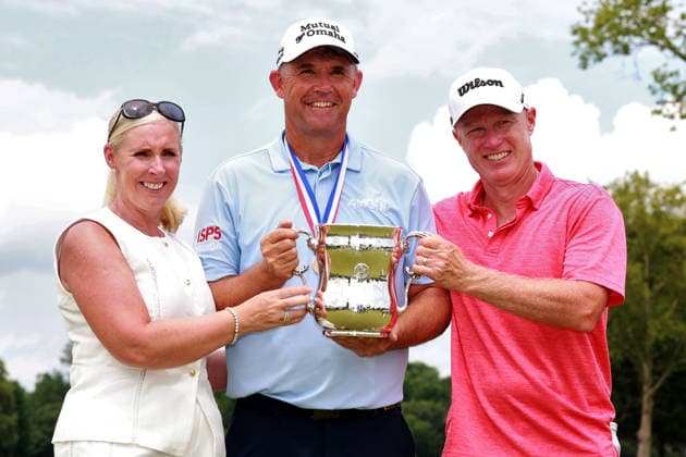 Sport Themen der Woche KW27 Sport Bilder des Tages U.S. Senior Open Championship COLUMBUS, OHIO - JULY 5: Tournament winner Padraig Harrington of Ireland poses with family and the trophy on the 18th green during the award ceremony at the conclusion of the final round of the 46th U.S. Senior Open Championship 2026 at Scioto Country Club in Columbus, Ohio, USA, July 5, 2026. Columbus Ohio United States  Copyright: xAmyxLemusx originalFilename:lemus-ussenior260705_npypc.jpg