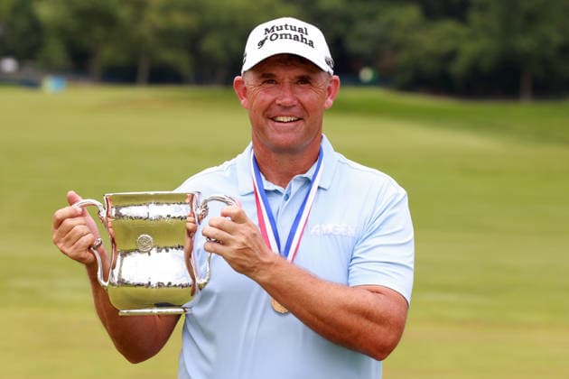 U.S. Senior Open Championship COLUMBUS, OHIO - JULY 5: Tournament winner Padraig Harrington of Ireland poses with the trophy on the 18th green during the award ceremony at the conclusion of the final round of the 46th U.S. Senior Open Championship 2026 at Scioto Country Club in Columbus, Ohio, USA, July 5, 2026. Columbus Ohio United States  Copyright: xAmyxLemusx originalFilename:lemus-ussenior260705_npFZV.jpg
