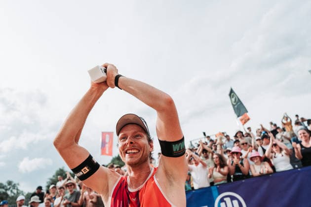 Beachvolleyball Männer Allianz German Beach Tour 2026 Tourstop München 05.07.2026 Nils Ehlers mit dem Pokal München Zentraler Hochschulsport: Beach- Bayern Deutschland *** Men s Beach Volleyball: Allianz German Beach Tour 2026, Munich Stop, July 5, 2026; Nils Ehlers with the trophy; Munich Central University Sports; Beach; Bavaria; Germany