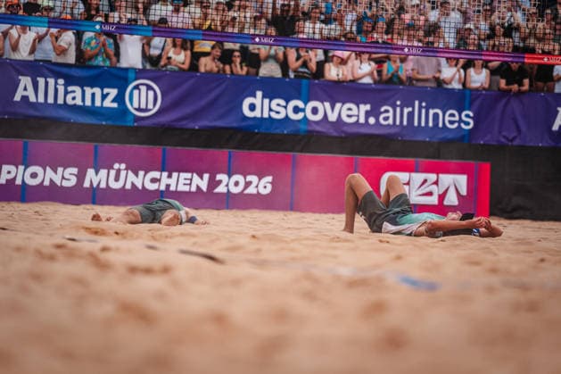 Beachvolleyball Männer Allianz German Beach Tour 2026 Tourstop München 05.07.2026 v.l. Tilo Rietschel und Momme Lorenz enttäuscht am Boden nach der Niederlage im Finale München Zentraler Hochschulsport: Beach- Bayern Deutschland *** Men s Beach Volleyball: Allianz German Beach Tour 2026, Munich Stop, July 5, 2026. From left: Tilo Rietschel and Momme Lorenz, disappointed and slumped on the ground after their loss in the final. Munich Central University Sports, Beach, Bavaria, Germany