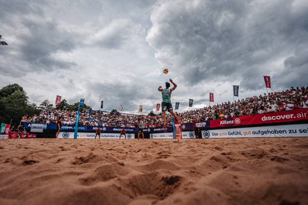 Beachvolleyball Männer Allianz German Beach Tour 2026 Tourstop München 05.07.2026 Aufschlag Tilo Rietschel München Zentraler Hochschulsport: Beach- Bayern Deutschland *** Men s Beach Volleyball: Allianz German Beach Tour 2026, Munich Stop, July 5, 2026, Serve by Tilo Rietschel, Munich Central University Sports, Beach, Bavaria, Germany