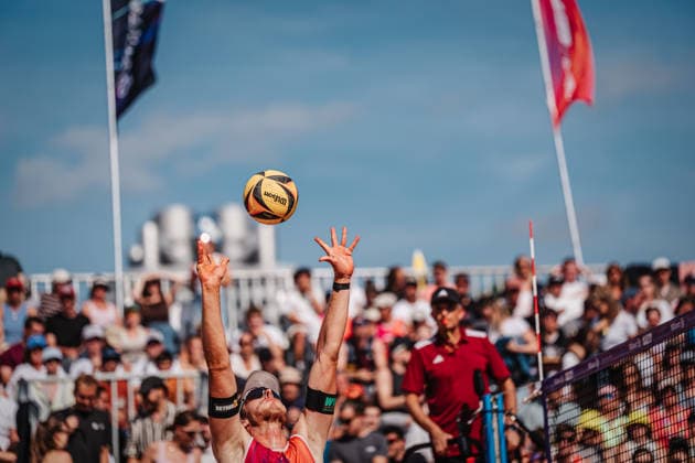 Beachvolleyball Männer Allianz German Beach Tour 2026 Tourstop München 05.07.2026 Zuspiel von Nils Ehlers München Zentraler Hochschulsport: Beach- Bayern Deutschland *** Men s Beach Volleyball: Allianz German Beach Tour 2026, Munich Stop, July 5, 2026; Setter: Nils Ehlers; Munich Central University Sports; Beach Bayern; Germany