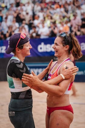 Beachvolleyball Frauen Allianz German Beach Tour 2026 Tourstop München 05.07.2026 v.l. Melanie Gernert und Anna-Lena Grüne nach dem Spiel München Zentraler Hochschulsport: Beach- Bayern Deutschland *** Women s Beach Volleyball: Allianz German Beach Tour 2026, Munich Stop, July 5, 2026; from left: Melanie Gernert and Anna Lena Grüne after the match; Munich Central University Sports, Beach Bayern, Germany