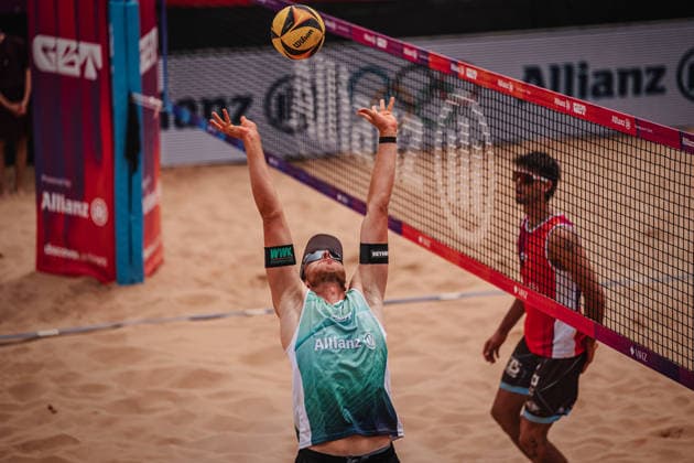 Beachvolleyball Männer Allianz German Beach Tour 2026 Tourstop München 05.07.2026 Zuspiel von Nils Ehlers München Zentraler Hochschulsport: Beach- Bayern Deutschland *** Men s Beach Volleyball: Allianz German Beach Tour 2026, Munich Stop, July 5, 2026; Setter: Nils Ehlers; Munich Central University Sports; Beach Bayern; Germany