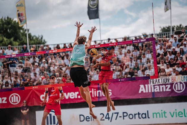 Beachvolleyball Männer Allianz German Beach Tour 2026 Tourstop München 05.07.2026 Tilo Rietschel rechts beim Angriff gegen Milan Sievers München Zentraler Hochschulsport: Beach- Bayern Deutschland *** Men s Beach Volleyball: Allianz German Beach Tour 2026, Munich Stop, July 5, 2026. Tilo Rietschel (right) attacks against Milan Sievers. Munich Central University Sports, Beach, Bavaria, Germany