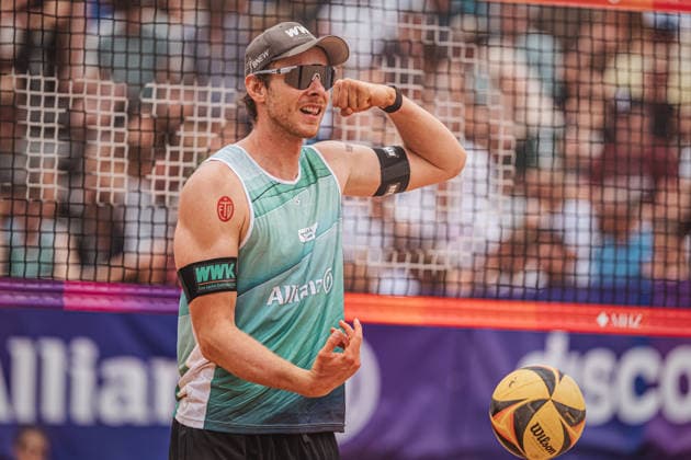 Beachvolleyball Männer Allianz German Beach Tour 2026 Tourstop München 05.07.2026 Nils Ehlers jubelt und spannt seinen Bizeps an München Zentraler Hochschulsport: Beach- Bayern Deutschland *** Men s Beach Volleyball: Allianz German Beach Tour 2026, Munich Stop, July 5, 2026. Nils Ehlers celebrates and flexes his biceps. Munich Central University Sports, Beach, Bavaria, Germany