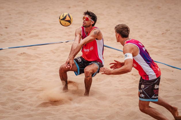 Beachvolleyball Männer Allianz German Beach Tour 2026 Tourstop München 05.07.2026 Niklas Held nimmt den Ball an München Zentraler Hochschulsport: Beach- Bayern Deutschland *** Men s Beach Volleyball: Allianz German Beach Tour 2026, Munich Stop, July 5, 2026; Niklas Held Receives the Ball; Munich Central University Sports; Beach; Bavaria; Germany