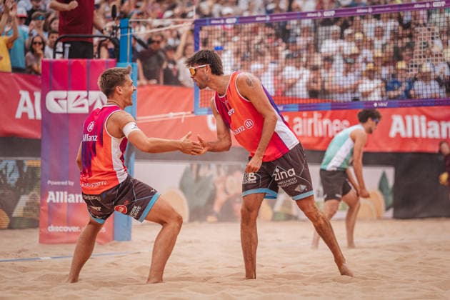 Beachvolleyball Männer Allianz German Beach Tour 2026 Tourstop München 05.07.2026 v.l. Luis Kubo und Niklas Held jubeln München Zentraler Hochschulsport: Beach- Bayern Deutschland *** Men s Beach Volleyball: Allianz German Beach Tour 2026, Munich Stop, July 5, 2026; from left: Luis Kubo and Niklas Held celebrate; Munich Central University Sports, Beach, Bavaria, Germany