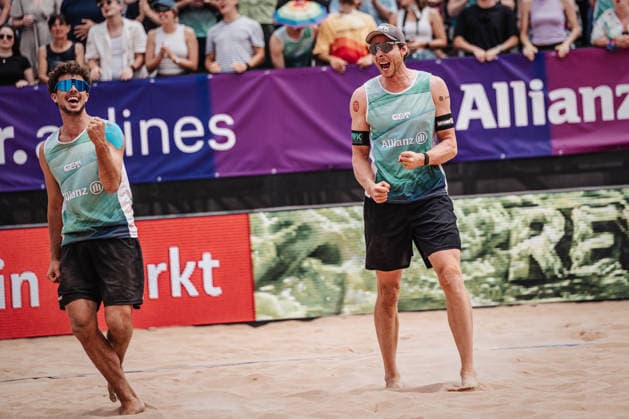 Beachvolleyball Männer Allianz German Beach Tour 2026 Tourstop München 05.07.2026 v.l. Lui Wüst und Nils Ehlers jubeln München Zentraler Hochschulsport: Beach- Bayern Deutschland *** Men s Beach Volleyball: Allianz German Beach Tour 2026, Munich Stop, July 5, 2026; from left: Lui Wüst and Nils Ehlers celebrate; Munich Central University Sports, Beach, Bavaria, Germany