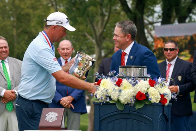U.S. Senior Open Championship COLUMBUS, OHIO - JULY 5: Tournament winner Padraig Harrington of Ireland is presented with the trophy on the 18th green during the award ceremony at the conclusion of the final round of the 46th U.S. Senior Open Championship 2026 at Scioto Country Club in Columbus, Ohio, USA, July 5, 2026. Columbus Ohio United States  Copyright: xAmyxLemusx originalFilename:lemus-ussenior260705_npIs1.jpg