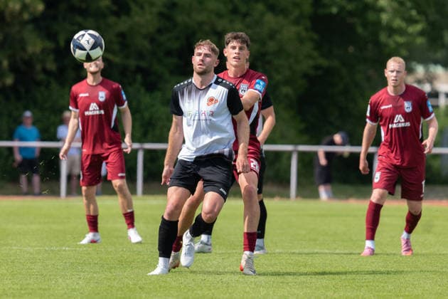 vorn Hannes Pöschl (TSV Berg), dahinter Mateo Mrden (SSV Ulm 1846 Fußball) TSV Berg vs SSV Ulm, Fussball, Freundschaftsspiel, 05.07.2026 TSV Berg vs SSV Ulm, Fussball, Freundschaftsspiel, 05.07.2026 Leutkirch *** In the foreground: Hannes Pöschl (TSV Berg); behind him: Mateo Mrden (SSV Ulm 1846) Soccer: TSV Berg vs. SSV Ulm, soccer, friendly match, July 5, 2026 TSV Berg vs. SSV Ulm, soccer, friendly match, July 5, 2026, Leutkirch Copyright: xEibner-Pressefotox EP_EER