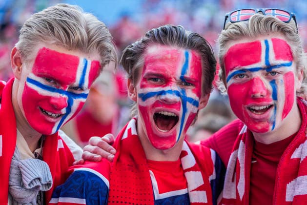 Sport Themen der Woche KW27 Sport Bilder des Tages Fotball-VM 2026: Brasil - Norge Oslo 20260705. Publikum for kampstart mellom Brasil og Norge som vises pa storskjerm pa Ullevaal stadion i Oslo sondag kveld. Foto: Javad Parsa NTB Oslo Norge EDITORIAL USE ONLY. RESTRICTED USE FOR BETTING COMPANIES Ref:_SPO04Av2KN5UGc.jpg *** 2026 World Cup Brazil Norway Oslo 20260705 Spectators awaiting kickoff of the match between Brazil and Norway, shown on a big screen at Ullevaal Stadium in Oslo on Sunday evening. Photo: Javad Parsa, NTB, Oslo, Norway. EDITORIAL USE ONLY. RESTRICTED USE FOR BETTING COMPANIES  Copyright: xJavadxParsax xNTBx