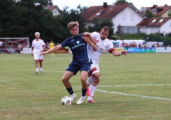 Fussball, Herren, Saison 2026 2027, TSV Moorenweis - TSV 1860 München, Testspiel, Vorbereitung Matthew Collins (TSV 1860 München) (li.) mit Dominik Widemann (TSV Moorenweis) (re.) im Zweikampf um den Ball *** Soccer, Men s, 2026–2027 Season, TSV Moorenweis vs. TSV 1860 Munich, Friendly Match, Preseason: Matthew Collins (TSV 1860 Munich, left) and Dominik Widemann (TSV Moorenweis, right) battle for the ball