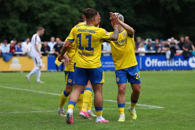 FT Braunschweig vs. Eintracht BS, Testspiel Braunschweig, 05.07.2026, Fußball, Herren, Saison 2026 27, Freie Turnen Braunschweig vs Eintracht Braunschweig, Testspiel, Torjubel, Jan Urbich (Eintracht Braunschweig) , Jovan Mijatovic (Eintracht Braunschweig), Lino Tempelmann (Eintracht Braunschweig) Niedersachsen Deutschland *** FT Braunschweig vs. Eintracht BS, Friendly Match in Braunschweig, July 5, 2026, Soccer, Men s, 2026–27 season, Freie Turnen Braunschweig vs. Eintracht Braunschweig, Friendly Match, Goal Celebration, Jan Urbich (Eintracht Braunschweig), Jovan Mijatovic (Eintracht Braunschweig), Lino Tempelmann (Eintracht Braunschweig), Lower Saxony, Germany
