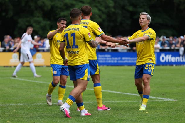 FT Braunschweig vs. Eintracht BS, Testspiel Braunschweig, 05.07.2026, Fußball, Herren, Saison 2026 27, Freie Turnen Braunschweig vs Eintracht Braunschweig, Testspiel, Torjubel, Jan Urbich (Eintracht Braunschweig) , Jovan Mijatovic (Eintracht Braunschweig), Lino Tempelmann (Eintracht Braunschweig) Niedersachsen Deutschland *** FT Braunschweig vs. Eintracht BS, Friendly Match in Braunschweig, July 5, 2026, Soccer, Men s, 2026–27 season, Freie Turnen Braunschweig vs. Eintracht Braunschweig, Friendly Match, Goal Celebration, Jan Urbich (Eintracht Braunschweig), Jovan Mijatovic (Eintracht Braunschweig), Lino Tempelmann (Eintracht Braunschweig), Lower Saxony, Germany