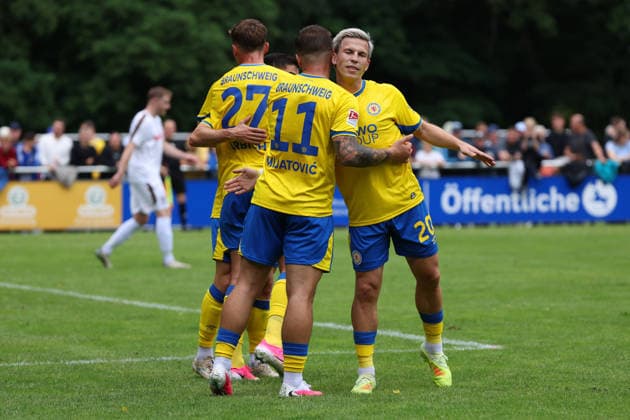 FT Braunschweig vs. Eintracht BS, Testspiel Braunschweig, 05.07.2026, Fußball, Herren, Saison 2026 27, Freie Turnen Braunschweig vs Eintracht Braunschweig, Testspiel, Torjubel, Jan Urbich (Eintracht Braunschweig) , Jovan Mijatovic (Eintracht Braunschweig), Lino Tempelmann (Eintracht Braunschweig) Niedersachsen Deutschland *** FT Braunschweig vs. Eintracht BS, Friendly Match in Braunschweig, July 5, 2026, Soccer, Men s, 2026–27 season, Freie Turnen Braunschweig vs. Eintracht Braunschweig, Friendly Match, Goal Celebration, Jan Urbich (Eintracht Braunschweig), Jovan Mijatovic (Eintracht Braunschweig), Lino Tempelmann (Eintracht Braunschweig), Lower Saxony, Germany
