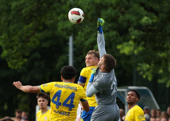 FT Braunschweig vs. Eintracht BS, Testspiel Braunschweig, 05.07.2026, Fußball, Herren, Saison 2026 27, Freie Turnen Braunschweig vs Eintracht Braunschweig, Testspiel, Johan Gomez (Eintracht Braunschweig), Lukas Frenkert (Eintracht Braunschweig) Niedersachsen Deutschland *** FT Braunschweig vs. Eintracht BS, Friendly Match in Braunschweig, July 5, 2026, Soccer, Men s, 2026–27 season, Freie Turnen Braunschweig vs. Eintracht Braunschweig, Friendly Match, Johan Gomez (Eintracht Braunschweig), Lukas Frenkert (Eintracht Braunschweig), Lower Saxony, Germany