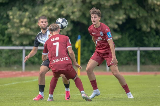 Meris Ajdarpasic (TSV Berg), hint, wird von Benjamin Goller (SSV Ulm 1846 Fußball) aufgehalten TSV Berg vs SSV Ulm, Fussball, Freundschaftsspiel, 05.07.2026 TSV Berg vs SSV Ulm, Fussball, Freundschaftsspiel, 05.07.2026 Leutkirch *** Meris Ajdarpasic of TSV Berg (back) is stopped by Benjamin Goller of SSV Ulm 1846 Soccer. TSV Berg vs. SSV Ulm, Soccer, Friendly Match, July 5, 2026 TSV Berg vs. SSV Ulm, soccer, friendly match, July 5, 2026 Leutkirch Copyright: xEibner-Pressefotox EP_EER