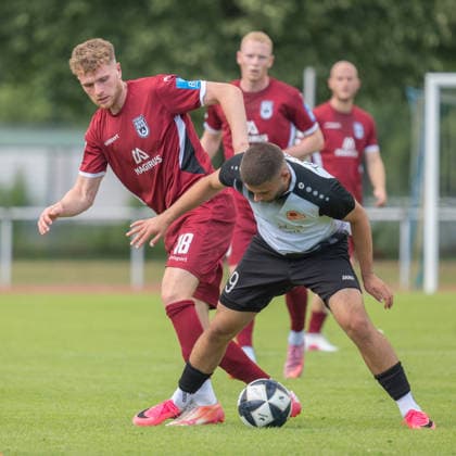 Steffen Meuer (SSV Ulm 1846 Fußball), links im Zweikampf, Aktion, mit Meris Ajdarpasic (TSV Berg) TSV Berg vs SSV Ulm, Fussball, Freundschaftsspiel, 05.07.2026 TSV Berg vs SSV Ulm, Fussball, Freundschaftsspiel, 05.07.2026 Leutkirch *** Steffen Meuer, SSV Ulm 1846 Soccer, on the left in a tackle, in action, with Meris Ajdarpasic, TSV Berg; TSV Berg vs. SSV Ulm, Soccer, Friendly Match, July 5, 2026, TSV Berg vs. SSV Ulm, soccer, friendly match, July 5, 2026, Leutkirch Copyright: xEibner-Pressefotox EP_EER