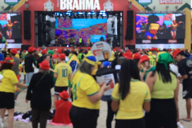 Sport Bilder des Tages Brazil vs Norway, Copacabana Arena, Rio de RIO DE JANEIRO, RJ - 05.07.2026: BRAZIL VS NORWAY, COPACABANA ARENA, RIO DE - Fans watch the Brazil vs. Norway match in the Round of 16 at the arena set up on Copacabana Beach in Rio de Janeiro, RJ. (Photo: Luiz Gomes Fotoarena) x2979951x  LuizxGomes