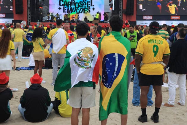 Brazil vs Norway, Copacabana Arena, Rio de RIO DE JANEIRO, RJ - 05.07.2026: BRAZIL VS NORWAY, COPACABANA ARENA, RIO DE - Fans watch the Brazil vs. Norway match in the Round of 16 at the arena set up on Copacabana Beach in Rio de Janeiro, RJ. (Photo: Luiz Gomes Fotoarena) x2979952x  LuizxGomes