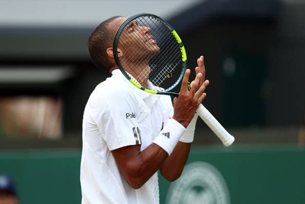 Felix Auger Aliassime reacts during his fourth round match Wimbledon Tennis Championships, Day 7, The All England Lawn Tennis and Croquet Club, London, UK - 05 Jul 2026London The All England Lawn Tennis and United Kingdom  Copyright: xKieranxMcManus Shutterstockx 16976813fu