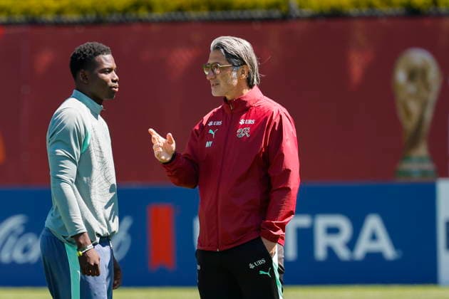 FIFA World Cup, WM, Weltmeisterschaft, Fussball 2026 - Switzerland training session in Vancouver Switzerland s head coach Murat Yakin (R) speaks with Switzerland s Breel Embolo during a Switzerland training session at the National Soccer Development Center in Vancouver, Canada, 05 July 2026, during the FIFA World Cup 2026 soccer tournament. Switzerland is scheduled to face Colombia on 07 July. Vancouver Canada  Copyright: xPETERxKLAUNZERx