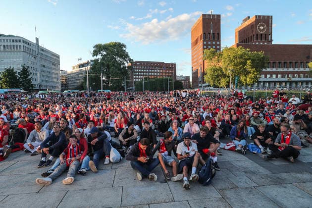 Fotball-VM 2026: Brasil - Norge Oslo 20260705. Publikum for VM-kampen mellom Brasil og Norge som vises pa storskjerm pa Radhusplassen i Oslo sondag kveld. Foto: Trond R. Teigen NTB Oslo Norge EDITORIAL USE ONLY. RESTRICTED USE FOR BETTING COMPANIES Ref:_SPOvQ8LJmqIFFU.jpg *** 2026 World Cup Brazil Norway Oslo 20260705 Spectators watching the World Cup match between Brazil and Norway on a big screen at Radhusplassen in Oslo on Sunday evening. Photo: Trond R. Teigen, NTB, Oslo, Norway. EDITORIAL USE ONLY. RESTRICTED USE FOR BETTING COMPANIESIES  Copyright: xTrondxR.xTeigenx xNTBx