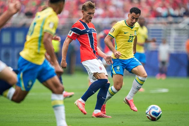 Fotball-VM 2026: Brasil - Norge East Rutherford, New Jersey , USA 20260705. Norges Martin odegaard og Brasils Gabriel Martinelli under 8-delsfinalen mellom Brasil og Norge under fotball-VM 2026 pa New Jersey stadion. Foto: Terje Pedersen NTB East Rutherford, New Jersey USA EDITORIAL USE ONLY. RESTRICTED USE FOR BETTING COMPANIES Ref:_SPOIymsyhYkdDk.jpg *** 2026 FIFA World Cup Brazil Norway East Rutherford, New Jersey, USA 20260705 Norway’s Martin Ødegaard and Brazil’s Gabriel Martinelli during the Round of 16 match between Brazil and Norway at the 2026 FIFA World Cup at New Jersey Stadium. Photo: Terje Pedersen, NTB East Rutherford, New Jersey, USA EDITORIAL USE ONLY RESTRICTED USE FOR BETTING COMPANIES  Copyright: xTerjexPedersenx xNTBx