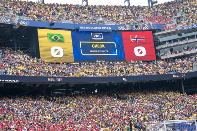 Elfmeter für Brasilien nach Foul von David Moeller Wolfe (Norway, 5) an Matheus Cunha (Brazil, 9). beim VAR Video Assist Videobeweis, Videobeweis, Video Assist, Video Beweis, TV Beweis FIFA World Cup, WM, Weltmeisterschaft, Fussball 2026: Brazil v Norway 05 July 2026, FIFA World Cup 2026: Brazil v Norway (Round of 16) at New York New Jersey Stadium in East Rutherford, New Jersey, USA. *** Penalty kick for Brazil following a foul by David Moeller Wolfe of Norway; number 5 to Matheus Cunha of Brazil; number 9 during the VAR video review—video evidence, video review, video assist, video proof, TV proof—FIFA World Cup 2026: Brazil vs. Norway, July 5, 2026, 2026 FIFA World Cup: Brazil vs. Norway, Round of 16 at New York–New Jersey Stadium in East Rutherford, New Jersey, USA Copyright: HMBxMedia xMarcoxBader