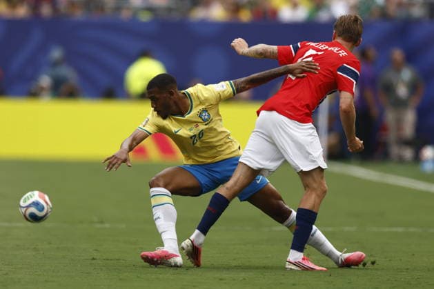 FIFA World Cup, WM, Weltmeisterschaft, Fussball 2026 - Round of 16 - Brazil vs Norway David Moller Wolfe (R) of Norway in action against Rayan of Brazil during the FIFA World Cup 2026 Round of 16 match Brazil against Norway, in New Jersey, USA, 05 July 2026. EAST RUTHERFORD United States  Copyright: xWILLxOLIVERx