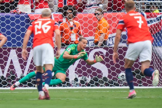 Sport Bilder des Tages Fotball-VM 2026: Brasil - Norge East Rutherford, New Jersey , USA 20260705. Norges keeper orjan Haskjold Nyland redder straffespark under 8-delsfinalen mellom Brasil og Norge under fotball-VM 2026 pa New Jersey stadion. Foto: Terje Pedersen NTB East Rutherford, New Jersey USA EDITORIAL USE ONLY. RESTRICTED USE FOR BETTING COMPANIES Ref:_SPOyQtVreWbbKs.jpg *** 2026 FIFA World Cup Brazil vs. Norway, East Rutherford, New Jersey, USA 20260705 Norway’s goalkeeper Orjan Haskjold Nyland saves a penalty kick during the Round of 8 match between Brazil and Norway at the 2026 FIFA World Cup at New Jersey Stadium. Photo: Terje Pedersen, NTB, East Rutherford, New Jersey, USA EDITORIAL USE ONLY RESTRICTED USE FOR BETTING COMPANIES  Copyright: xTerjexPedersenx xNTBx