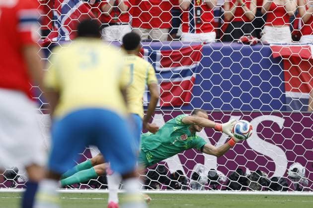 EAST RUTHERFORD, NEW JERSEY - Norway goalkeeper Orjan Nyland saves a penalty during the 2026 FIFA World Cup, WM, Weltmeisterschaft, Fussball Round of 16 match between Brazil and Norway at Metlife Stadium on July 5, 2026, in East Rutherford, New Jersey, United States. MAURICE VAN STEEN ANP FIFA World Cup 2026 - round of 16 2026 xVIxANPxSportx xMauricexvanxSteenxIVx 562889957 originalFilename: 562889957.jpg
