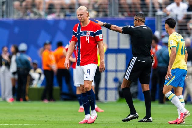260705 Erling Braut Haaland of Norway and referee Ismail Elfath during the FIFA World Cup, WM, Weltmeisterschaft, Fussball 2026 round of 16 football match between Brazil and Norway on July 5, 2026 in New Jersey. Photo: Jon Olav Nesvold BILDBYRAN COP 217 VG0982 bbeng fotboll football soccer fotball vm fotbolls-vm fotball-vm fotbolls-vm 2026 fifa world cup 2026 new york 8-delsfinale round of 16 brasilien brazil brasil norge norway domare *** July 5, 2026: Erling Braut Haaland of Norway and referee Ismail Elfath during the FIFA World Cup 2026 Round of 16 soccer match between Brazil and Norway on July 5, 2026 in New Jersey. Photo by Jon Olav Nesvold. BILDBYRAN COP 217 VG0982 bbeng soccer football fotball World Cup 2026 FIFA World Cup 2026 New York 8 round of 16 Brazil Norway referee  Copyright: JONxOLAVxNESVOLD BB260705JE035