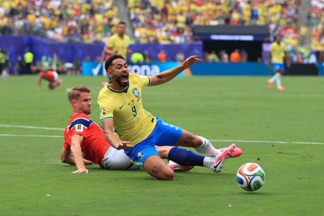 Brazil v Norway - FIFA World Cup, WM, Weltmeisterschaft, Fussball 05 July 2026 New Jersey - FIFA World Cup - Round of 16 - Brazil v Norway - Kristoffer Ajer of Norway fouls Matheus Cunha of Brazil to concede a penalty - Photo: Simon Stacpoole Offside. East Rutherford USA *** Brasilien gegen Norwegen – FIFA-Weltmeisterschaft, 5. Juli 2026, New Jersey – FIFA-Weltmeisterschaft, Achtelfinale: Brasilien gegen Norwegen – Kristoffer Ajer aus Norwegen begeht ein Foul an Matheus Cunha aus Brasilien und verursacht einen Elfmeter. Foto: Simon Stacpoole – Abseits – East Rutherford, USA  Copyright: xSimonxStacpoolexOffside