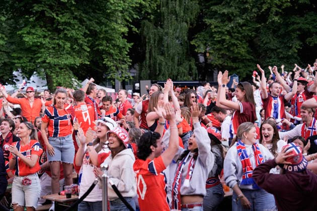 Fotball-VM 2026 Oslo 20260705. Full jubel nar keeper orjan Nyland redder den brasilianske straffen. Publikum ser pa VM-kampen mellom Brasil og Norge som vises pa storskjerm pa Spikersuppa i Oslo sondag kveld. Foto: Terje Bendiksby NTB Oslo Norge EDITORIAL USE ONLY. RESTRICTED USE FOR BETTING COMPANIES Ref:_SPO4FiuXmqRJ4U.jpg *** 2026 World Cup, Oslo, July 5, 2026: Wild celebrations as goalkeeper Orjan Nyland saves the Brazilian penalty. The crowd watches the World Cup match between Brazil and Norway, shown on a big screen at Spikersuppa in Oslo on Sunday evening. Photo: Terje Bendiksby, NTB, Oslo, Norway EDITORIAL USE ONLY; RESTRICTED USE FOR BETTING COMPANIES  Copyright: xTerjexBendiksbyx xNTBx