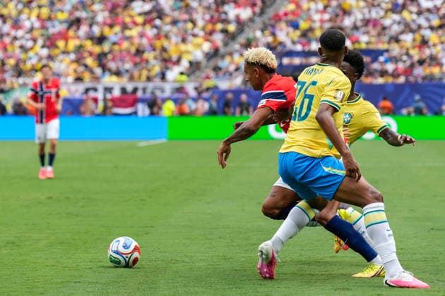 World Cup 2026: Brazil - Norway East Rutherford, New Jersey , USA 20260705. Norway s Antonio Nusa and Brazil s Rayan Vitor Simplicio Rocha during the round of 16 match between Brazil and Norway during the 2026 FIFA World Cup, WM, Weltmeisterschaft, Fussball at the New Jersey Stadium. Photo: Fredrik Varfjell NTB East Rutherford, New Jersey United States EDITORIAL USE ONLY. RESTRICTED USE FOR BETTING COMPANIES Ref:_SPOJDchaA60bZE.jpg *** 2026 World Cup: Brazil vs. Norway, East Rutherford, New Jersey, USA 20260705 Norway’s Antonio Nusa and Brazil’s Rayan Vitor Simplicio Rocha during the Round of 16 match between Brazil and Norway at the 2026 FIFA World Cup at New Jersey Stadium. Photo: Fredrik Varfjell, NTB, East Rutherford, New Jersey, United States. EDITORIAL USE ONLY. RESTRICTED USE FOR BETTING COMPANIES  Copyright: xFredrikxVarfjellx xNTBx