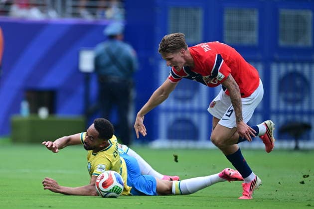 Brazil v Norway - FIFA World Cup, WM, Weltmeisterschaft, Fussball 2026 - Round of 16 NEW JERSEY, UNITED STATES - JULY 05: Matheus Cunha (L) of Brazil in action against David Moller Wolfe of Norway during the FIFA World Cup 2026 Round of 16 match between Brazil and Norway at New Jersey Stadium (MetLife Stadium) in East Rutherford, New Jersey, USA, on July 05, 2026. Abdulhamid Hosbas Anadolu New Jersey United States. Editorial use only. Please get in touch for any other usage.  Copyright: x2026xAnadoluxAbdulhamidxHosbasx