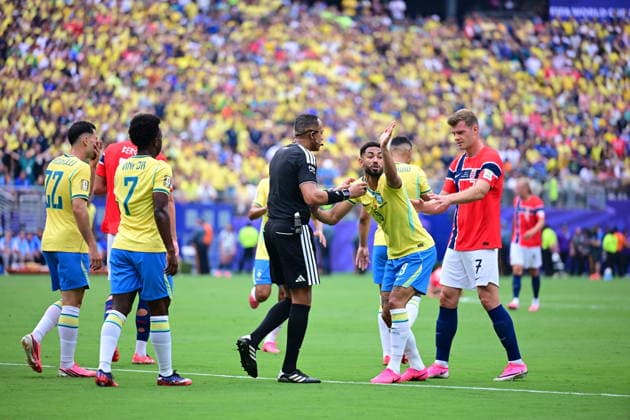 Brazil v Norway - FIFA World Cup, WM, Weltmeisterschaft, Fussball 2026 - Round of 16 NEW JERSEY, UNITED STATES - JULY 05: Matheus Cunha (9) of Brazil talks to the referee Ismail Elfath during the FIFA World Cup 2026 Round of 16 match between Brazil and Norway at New Jersey Stadium (MetLife Stadium) in East Rutherford, New Jersey, USA, on July 05, 2026. Abdulhamid Hosbas Anadolu New Jersey United States. Editorial use only. Please get in touch for any other usage.  Copyright: x2026xAnadoluxAbdulhamidxHosbasx