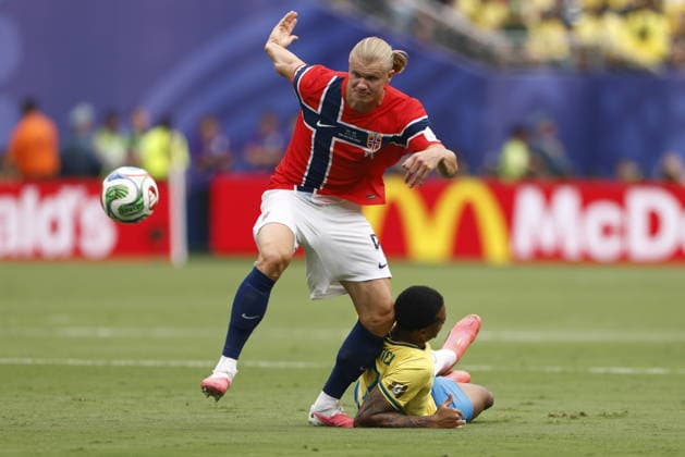 FIFA World Cup, WM, Weltmeisterschaft, Fussball 2026 - Round of 16 - Brazil vs Norway Erling Haaland (L) of Norway in action against Gabriel Magalhaes of Brazil during the FIFA World Cup 2026 Round of 16 match Brazil against Norway, in New Jersey, USA, 05 July 2026. EAST RUTHERFORD United States  Copyright: xWILLxOLIVERx