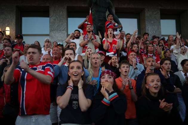 OSLO, NORGE 20260705 Norska fotbollsfans ser attondelsfinalen mellan Brasilien och Norge pa storbildsskärm vid Radhusplatsen i Oslo under fotbolls-VM. OSLO NORGE x9200x *** OSLO, NORWAY 20260705 Norwegian soccer fans watch the round of 16 match between Brazil and Norway on a big screen at Radhusplassen in Oslo during the World Cup OSLO NORWAY x9200x  Copyright: xAdamxIhse TTx FOTBOLLS-VM NORSKA FANS BRASILIEN-NORGE