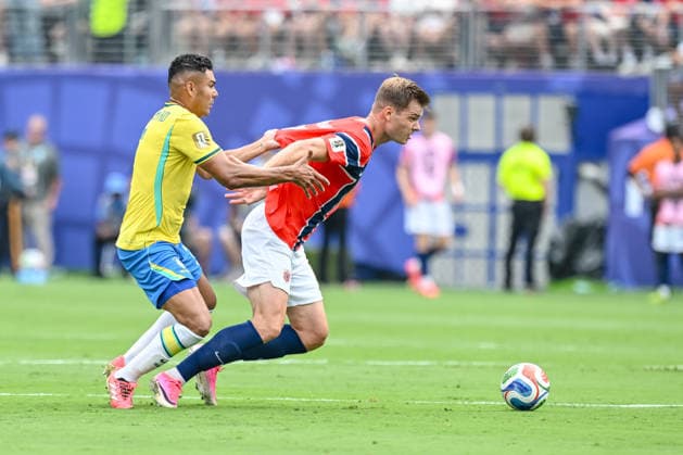 Casemiro (Brazil) and Alexander Sorloth (Norway) battle for the ball during the FIFA World Cup, WM, Weltmeisterschaft, Fussball 2026 Round of 16 match between Brazil and Norway at New York New Jersey Stadium on July 5, 2026 in East Rutherford, United States. (Photo by Harry Langer DeFodi Images) - *** Casemiro of Brazil and Alexander Sorloth of Norway battle for the ball during the 2026 FIFA World Cup Round of 16 match between Brazil and Norway at New York New Jersey Stadium on July 5, 2026, in East Rutherford, United States. Photo by Harry Langer, DeFodi Images