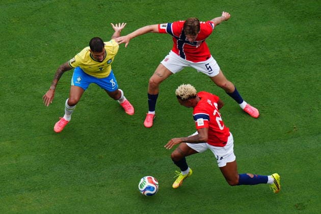 Brazil v Norway - FIFA World Cup, WM, Weltmeisterschaft, Fussball 2026 - Round of 16 NEW JERSEY, UNITED STATES - JULY 05: Antonio Nusa (20) of Norway in action against Bruno Guimaraes (8) of Brazil during the FIFA World Cup 2026 Round of 16 match between Brazil and Norway at New Jersey Stadium (MetLife Stadium) in East Rutherford, New Jersey, USA, on July 05, 2026. Hakan Akgun Anadolu New Jersey United States. Editorial use only. Please get in touch for any other usage.  Copyright: x2026xAnadoluxHakanxAkgunx